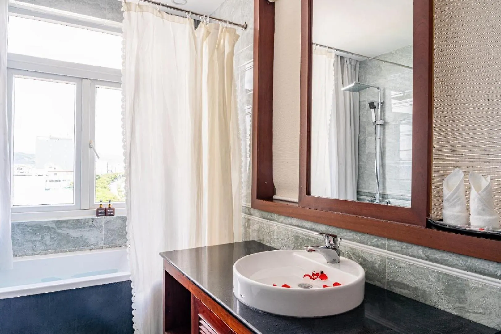 Lychee Hotel Da Nang 3*,  Vietnam